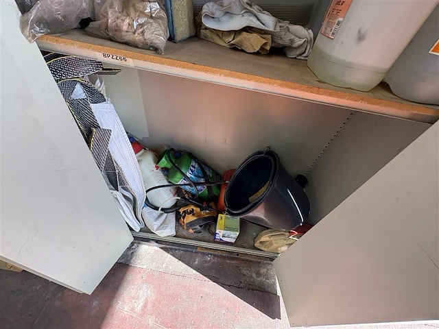 Metalen kast met inhoud - afbeelding 7 van  7