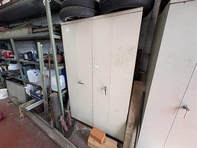 Metalen kast met inhoud - afbeelding 1 van  6