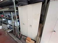 Metalen kast met inhoud - afbeelding 1 van  6