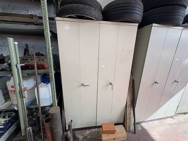 Metalen kast met inhoud - afbeelding 2 van  6