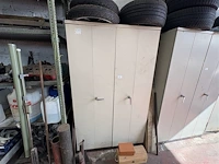 Metalen kast met inhoud - afbeelding 2 van  6