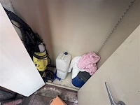 Metalen kast met inhoud - afbeelding 4 van  6