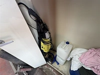 Metalen kast met inhoud - afbeelding 5 van  6