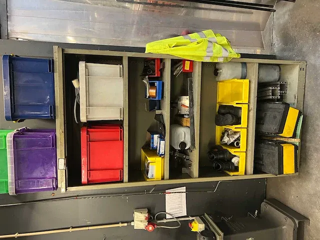 Metalen kast met inhoud - afbeelding 1 van  1