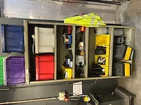 Metalen kast met inhoud - afbeelding 1 van  1