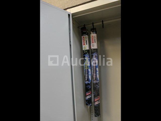 Metalen kasten en werkbank - afbeelding 10 van  23