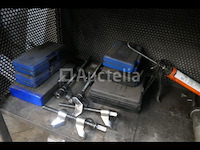 Metalen kasten en werkbank