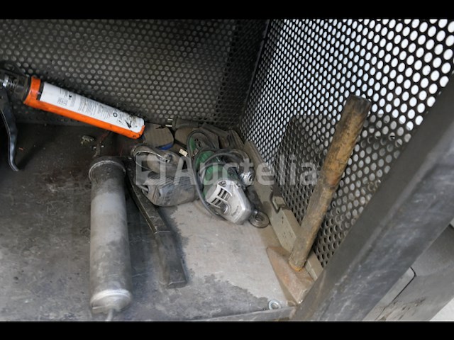 Metalen kasten en werkbank - afbeelding 20 van  23