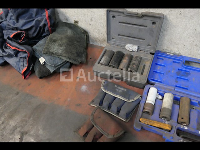 Metalen kasten en werkbank - afbeelding 21 van  23