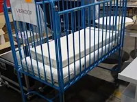 Metalen kinderziekenhuisbed