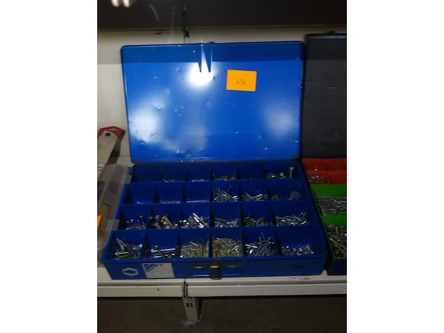 Metalen kist met diverse vijzen - afbeelding 1 van  1