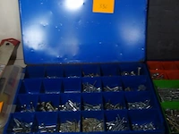 Metalen kist met diverse vijzen - afbeelding 1 van  1
