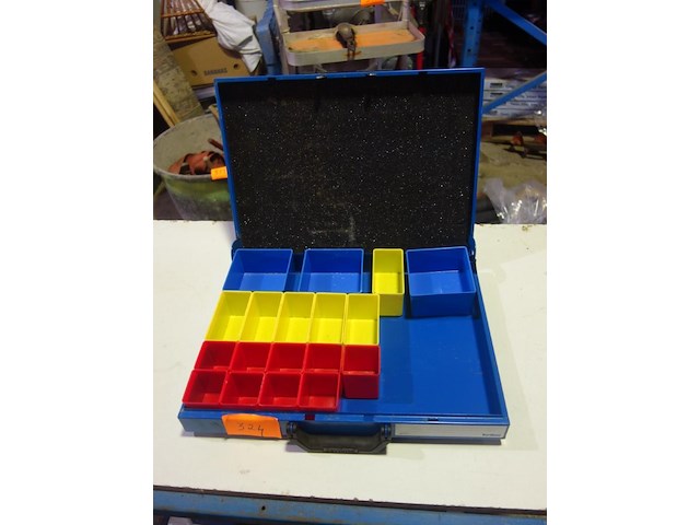 Metalen kist met platieken verdeeldoosjes - afbeelding 1 van  2