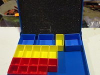 Metalen kist met platieken verdeeldoosjes - afbeelding 1 van  2