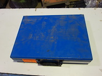 Metalen kist met platieken verdeeldoosjes - afbeelding 2 van  2