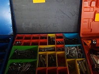 Metalen kist met vijzen en pluggen - afbeelding 1 van  1