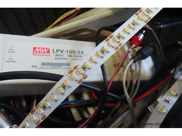 Metalen kist oa ledcontroler, ledstrip enzovoort volgens foto - afbeelding 5 van  6