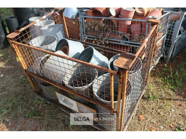 Metalen kooi met pvc hulpstukken - afbeelding 1 van  5