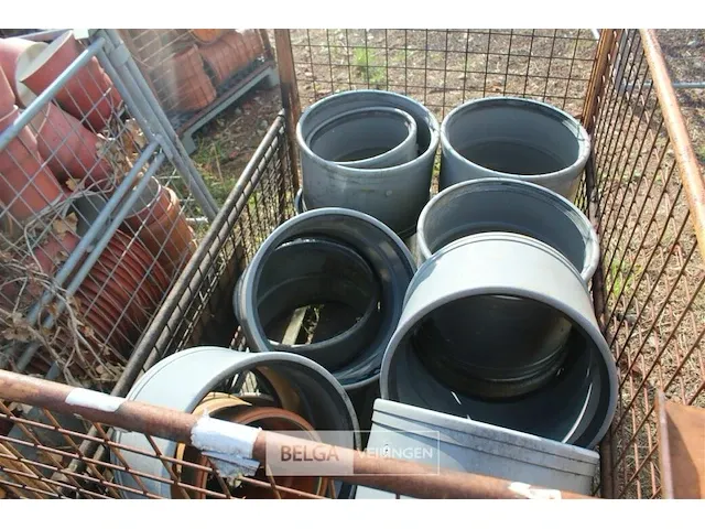 Metalen kooi met pvc hulpstukken - afbeelding 2 van  5