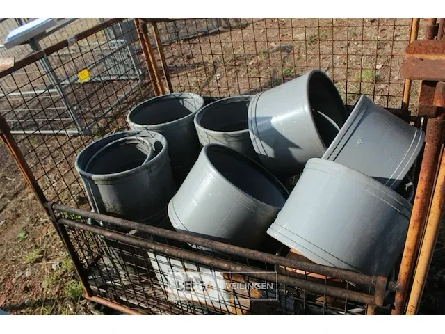 Metalen kooi met pvc hulpstukken - afbeelding 3 van  5