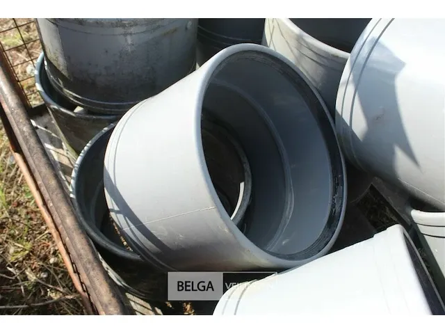 Metalen kooi met pvc hulpstukken - afbeelding 4 van  5