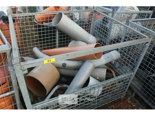 Metalen kooi met pvc hulpstukken - afbeelding 1 van  4