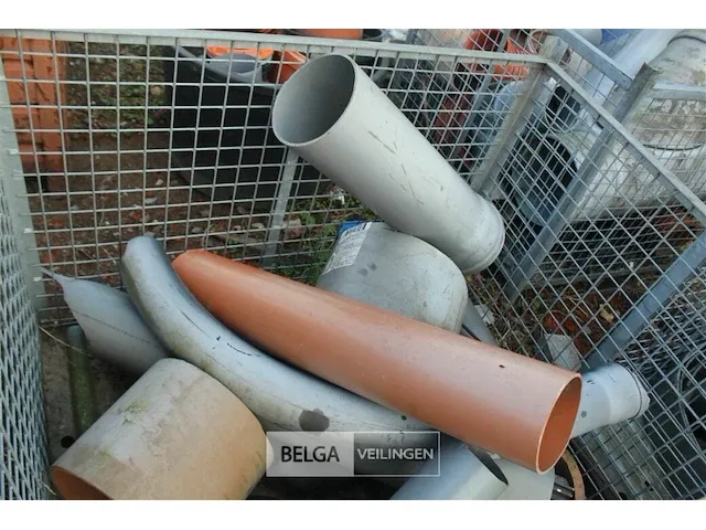 Metalen kooi met pvc hulpstukken - afbeelding 2 van  4