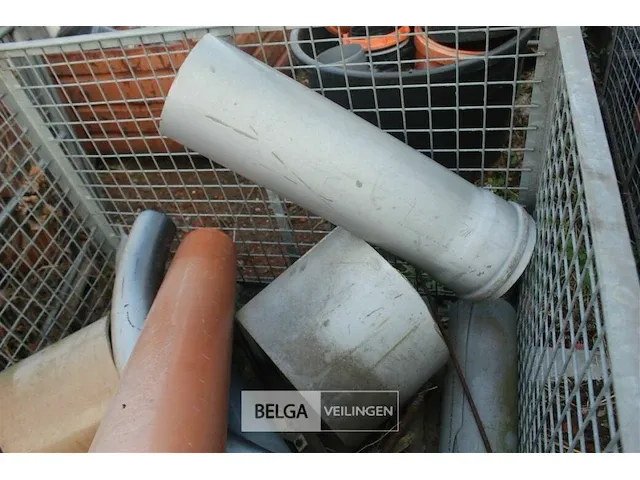 Metalen kooi met pvc hulpstukken - afbeelding 3 van  4