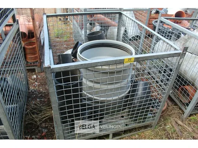 Metalen kooi met pvc hulpstukken - afbeelding 1 van  5