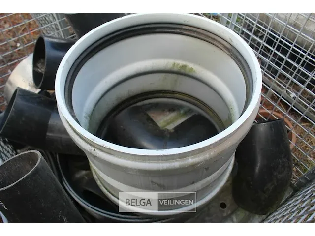 Metalen kooi met pvc hulpstukken - afbeelding 2 van  5