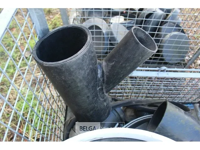 Metalen kooi met pvc hulpstukken - afbeelding 4 van  5