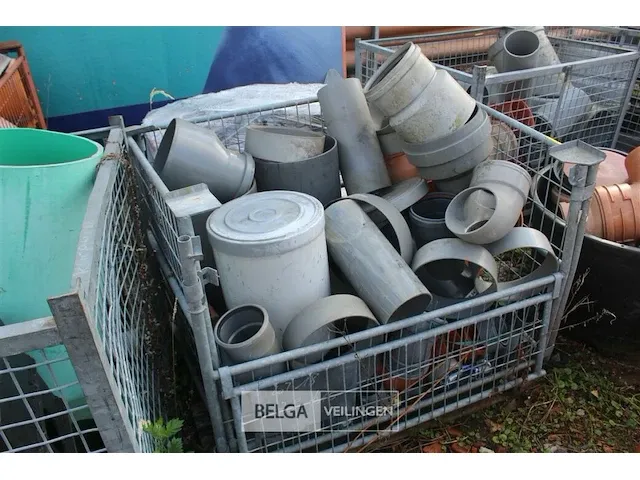 Metalen kooi met pvc hulpstukken - afbeelding 1 van  5