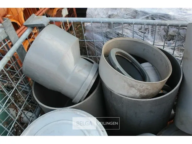 Metalen kooi met pvc hulpstukken - afbeelding 4 van  5