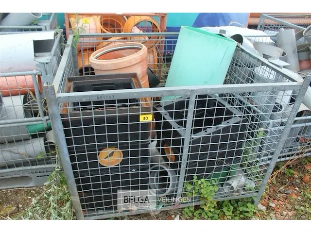 Metalen kooi met pvc hulpstukken - afbeelding 1 van  6