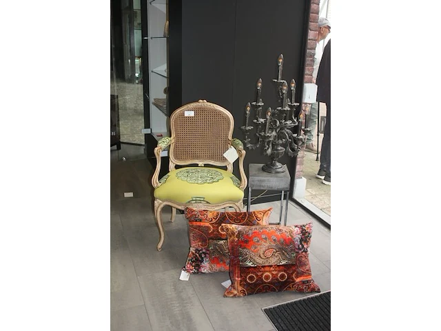 Metalen lage piedestal, tafellamp met 10 lichtpunten, stoel regence met groene stoffen bekleding, 2 kussens mulberry, gordijnroede 220cm mottura, gordijnset h 3m gemoltoneerd en gevoerd pierre frey (79,80,81,82,83,84) - afbeelding 1 van  8