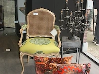 Metalen lage piedestal, tafellamp met 10 lichtpunten, stoel regence met groene stoffen bekleding, 2 kussens mulberry, gordijnroede 220cm mottura, gordijnset h 3m gemoltoneerd en gevoerd pierre frey (79,80,81,82,83,84) - afbeelding 1 van  8