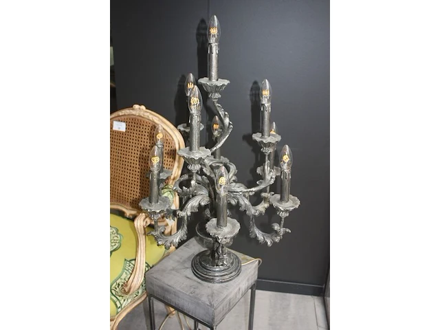 Metalen lage piedestal, tafellamp met 10 lichtpunten, stoel regence met groene stoffen bekleding, 2 kussens mulberry, gordijnroede 220cm mottura, gordijnset h 3m gemoltoneerd en gevoerd pierre frey (79,80,81,82,83,84) - afbeelding 2 van  8