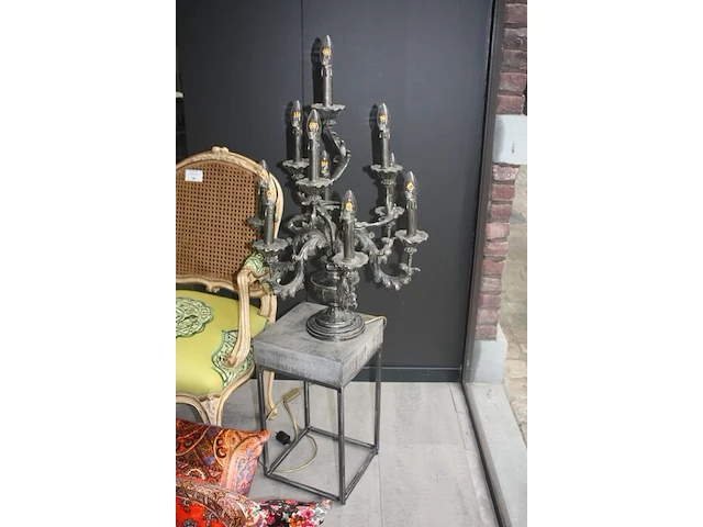 Metalen lage piedestal, tafellamp met 10 lichtpunten, stoel regence met groene stoffen bekleding, 2 kussens mulberry, gordijnroede 220cm mottura, gordijnset h 3m gemoltoneerd en gevoerd pierre frey (79,80,81,82,83,84) - afbeelding 3 van  8