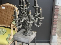 Metalen lage piedestal, tafellamp met 10 lichtpunten, stoel regence met groene stoffen bekleding, 2 kussens mulberry, gordijnroede 220cm mottura, gordijnset h 3m gemoltoneerd en gevoerd pierre frey (79,80,81,82,83,84) - afbeelding 3 van  8