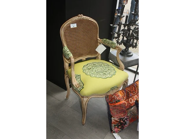 Metalen lage piedestal, tafellamp met 10 lichtpunten, stoel regence met groene stoffen bekleding, 2 kussens mulberry, gordijnroede 220cm mottura, gordijnset h 3m gemoltoneerd en gevoerd pierre frey (79,80,81,82,83,84) - afbeelding 4 van  8