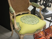 Metalen lage piedestal, tafellamp met 10 lichtpunten, stoel regence met groene stoffen bekleding, 2 kussens mulberry, gordijnroede 220cm mottura, gordijnset h 3m gemoltoneerd en gevoerd pierre frey (79,80,81,82,83,84) - afbeelding 4 van  8