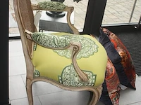 Metalen lage piedestal, tafellamp met 10 lichtpunten, stoel regence met groene stoffen bekleding, 2 kussens mulberry, gordijnroede 220cm mottura, gordijnset h 3m gemoltoneerd en gevoerd pierre frey (79,80,81,82,83,84) - afbeelding 5 van  8