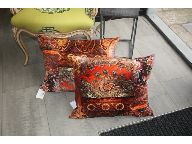 Metalen lage piedestal, tafellamp met 10 lichtpunten, stoel regence met groene stoffen bekleding, 2 kussens mulberry, gordijnroede 220cm mottura, gordijnset h 3m gemoltoneerd en gevoerd pierre frey (79,80,81,82,83,84) - afbeelding 6 van  8