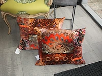 Metalen lage piedestal, tafellamp met 10 lichtpunten, stoel regence met groene stoffen bekleding, 2 kussens mulberry, gordijnroede 220cm mottura, gordijnset h 3m gemoltoneerd en gevoerd pierre frey (79,80,81,82,83,84) - afbeelding 6 van  8