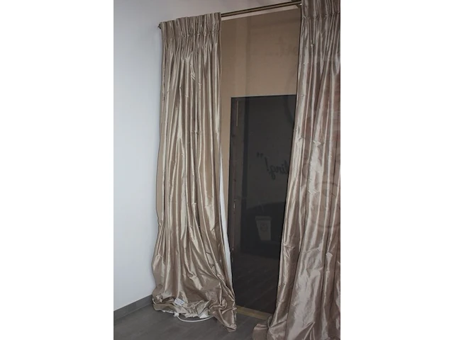 Metalen lage piedestal, tafellamp met 10 lichtpunten, stoel regence met groene stoffen bekleding, 2 kussens mulberry, gordijnroede 220cm mottura, gordijnset h 3m gemoltoneerd en gevoerd pierre frey (79,80,81,82,83,84) - afbeelding 7 van  8