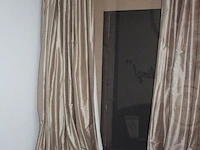 Metalen lage piedestal, tafellamp met 10 lichtpunten, stoel regence met groene stoffen bekleding, 2 kussens mulberry, gordijnroede 220cm mottura, gordijnset h 3m gemoltoneerd en gevoerd pierre frey (79,80,81,82,83,84) - afbeelding 7 van  8