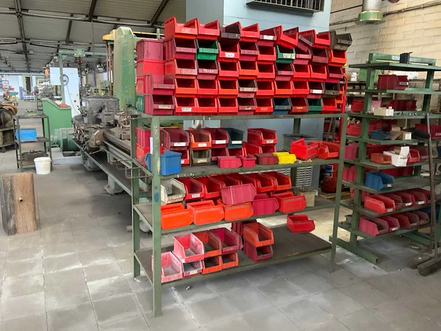 Metalen legbordstelling met grijpbakken - afbeelding 1 van  10