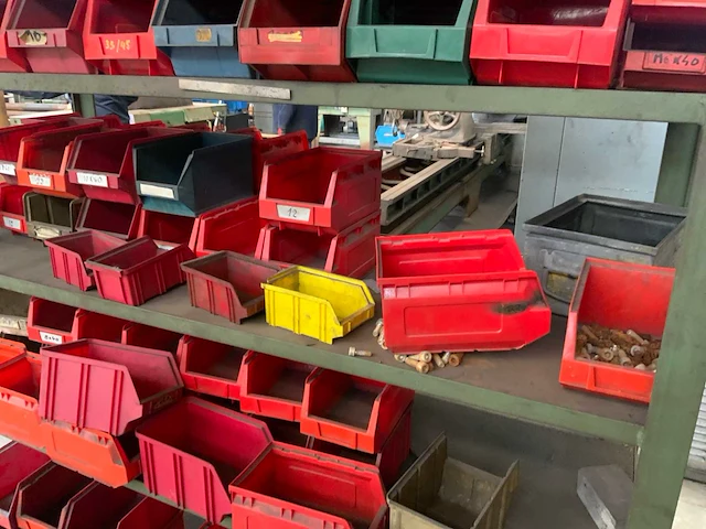 Metalen legbordstelling met grijpbakken - afbeelding 6 van  10