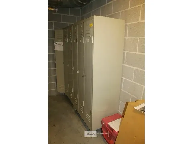 Metalen lockerkast voor 3 personen - afbeelding 2 van  5