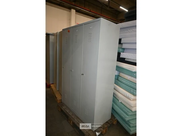 Metalen lockerkast voor 3 personen - afbeelding 1 van  7